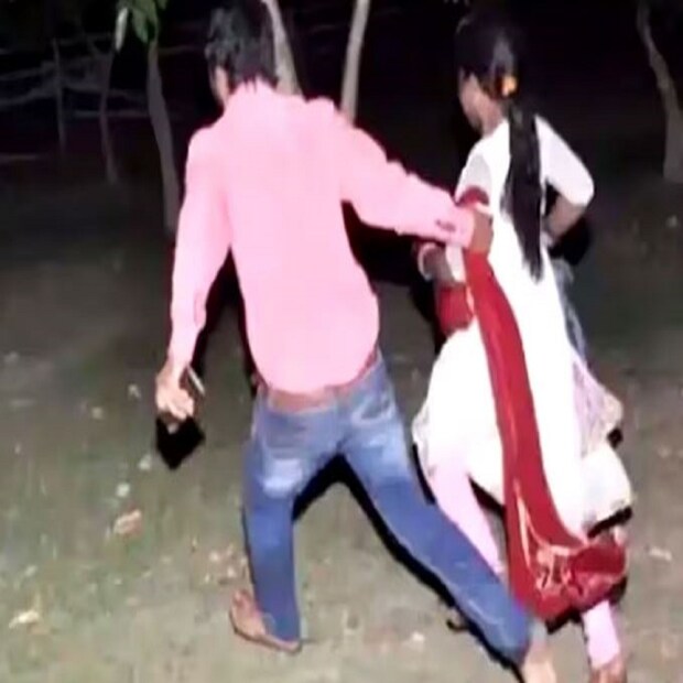 আরও একটি ঘটনা প্রকাশ্যে এসেছে যেখানে দেখতে পাওয়া গিয়েছে যেখানে পাঁচদিন আগে লক্ষাধিক টাকা, গয়না ও বাচ্চাদের নিয়ে বাড়ি থেকে পালিয়েছেন মহিলা ৷ প্রতীকী ছবি ৷