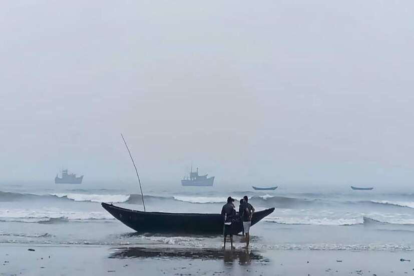 আবহাওয়ার খামখেয়ালিপনা। প্রতিদিনই বদলাচ্ছে তাপমাত্রা। শুক্রবারের তুলনায় শনিবার আরও কমল তাপমাত্রা। এদিনের সর্বনিম্ন তাপমাত্রা স্বাভাবিক সর্বনিম্ন তাপমাত্রার চেয়ে এক ডিগ্রি কম। ২৪ ঘণ্টার মধ্যেই আরও একবার বদলে গেল দিঘার আবহাওয়া। (Reporter: Saikat Shee)