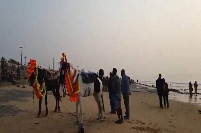 সকালের দিকে কুয়াশা থাকলেও সারাদিন দিঘার আকাশ মেঘমুক্ত থাকবে। বাতাসে আর্দ্রতার পরিমাণ ৭৭ শতাংশ। আগামী ২৪ ঘণ্টায় দিঘায় সর্বনিম্ন তাপমাত্রা আরও কিছুটা কমবে এদিনের তুলনায়। ১৫ ডিগ্রি সেলসিয়াসের আশেপাশে থাকবে সর্বনিম্ন তাপমাত্রা। (Reporter: Saikat Shee)