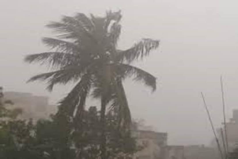পশ্চিমবঙ্গের কিছু জেলা এবং বিহার ও ঝাড়খণ্ড সংলগ্ন এলাকায় ৩০ থেকে ৪০ কিলোমিটার বেগে দমকা ঝোড়ো হাওয়া বইতে পারে। সঙ্গে বজ্রবিদ্যুৎ-সহ বৃষ্টি। বজ্রবিদ্যুৎ-সহ বিক্ষিপ্ত বৃষ্টির সম্ভাবনা আগামী রবিবার পর্যন্ত অরুণাচল প্রদেশ আসাম এবং মেঘালয় রাজ্যে। ভারী বৃষ্টির সম্ভাবনা সোমবার রাজস্থানে। সোম ও মঙ্গলবার মধ্য উপরাষ্ট্র মধ্যপ্রদেশ ও গুজরাট সংলগ্ন এলাকায়।