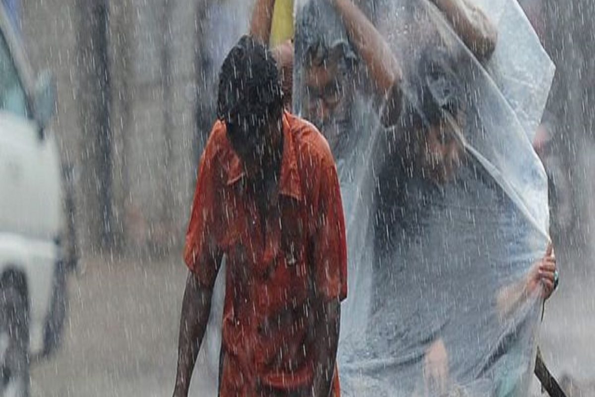 IMD Kolkata Alert, West Bengal Weather Update: হঠাৎ গরমের মাঝেই রাজ্যের ৩ জেলায় বৃষ্টিপাতের সতর্কতা, আগামীতে ভয়ঙ্কর রূপ দেখাবে আবহাওয়া
