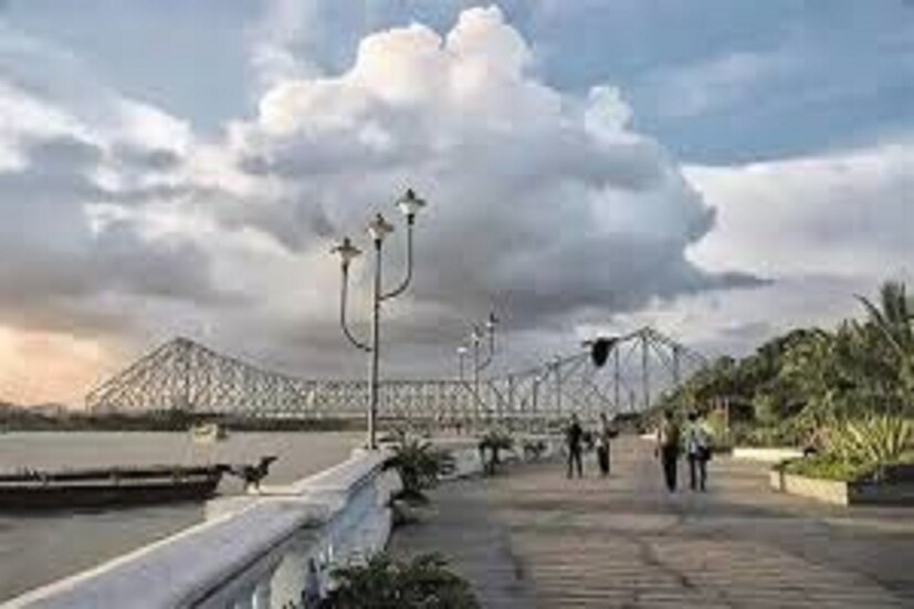 কলকাতায় মূলত পরিষ্কার আকাশ। সকালের সর্বনিম্ন তাপমাত্রার হেরফের হবে না। দিনের তাপমাত্রা ক্রমশ বাড়বে। শুকনো ও গরম আবহাওয়া আগামী এক সপ্তাহ। আজ সর্বনিম্ন তাপমাত্রা ২২ ডিগ্রি সেলসিয়াস। যা স্বাভাবিকের থেকে ১ ডিগ্রি বেশি তাপমাত্রা। আজ বিকেলে সর্বোচ্চ তাপমাত্রা ছিল ৩৪.২ ডিগ্রি সেলসিয়াস। যা স্বাভাবিকের চেয়ে ২ ডিগ্রি বেশি তাপমাত্রা। বাতাসে জলীয় বাষ্পের পরিমাণ ৩০ থেকে ৮৪ শতাংশ। আগামী ২৪ ঘণ্টায় কলকাতা শহরে তাপমাত্রা থাকবে ২২ ডিগ্রি সেলসিয়াস থেকে ৩৪ ডিগ্রি সেলসিয়াসের মধ্যে।