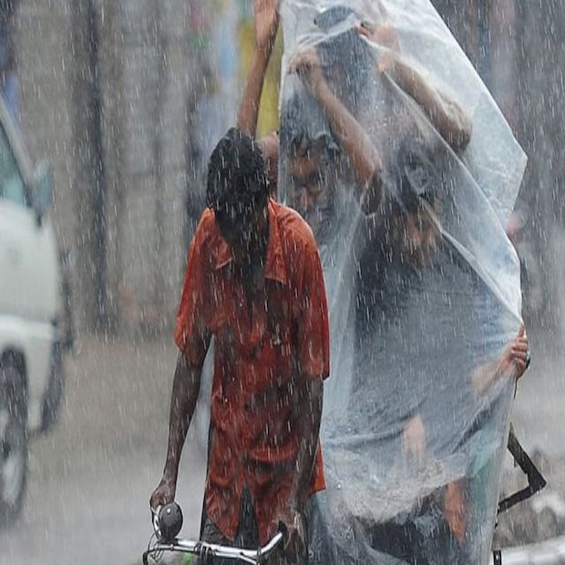 তবে ওয়েস্টার্ন ডিস্টার্বেন্স আবার সক্রিয় হয়ে উঠলে রাজস্থানের অনেক শহরে বৃষ্টির সম্ভাবনা রয়েছে। জয়পুর আবহাওয়া দফতরের কথায়, ওয়েস্টার্ন ডিস্টার্বেন্স সক্রিয় হওয়ার ফলে আবহাওয়ার পরিবর্তন হবে। আকাশে কালো মেঘ থাকবে। তাপমাত্রা কমতে পারে। বিভিন্ন জেলায় সক্রিয় ওয়েস্টার্ন ডিস্টার্বেন্সের কারণে ভারী বৃষ্টির সম্ভাবনা রয়েছে। সেই সঙ্গে প্রবল বাতাস বইবে।