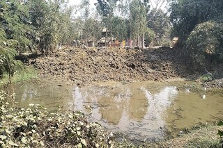 গ্রাম পঞ্চায়েত কার্যালয়ের সামনেই চলছে বেআইনি কাজ! খবর পেয়ে তদন্তে ব্লক প্রশাসন
