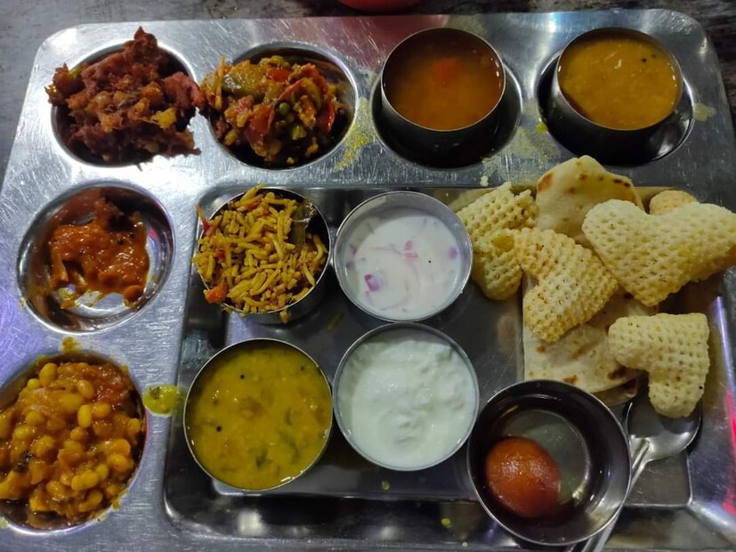 রাতে যদি ভাত খাওয়া পরিকল্পনা করেন তাহলে ভাতের সঙ্গে সব সময় হালকা খাবার খাবেন। ভাতের সঙ্গে ডাল ও একবাটি সবজির তরকারি খেলেই যথেষ্ট। আপনি চাইলে খিচুড়ি বানিয়েও খেতে পারেন।