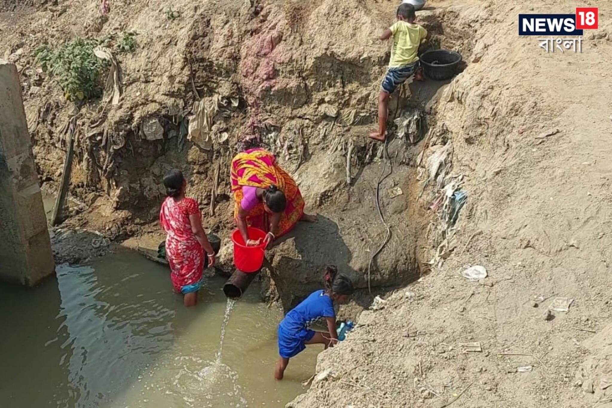 দশ ফুট নীচের গর্তে নেমে এ কী করছেন বাসিন্দারা? বর্ধমানে শিউরে ওঠার মতো দৃশ্য