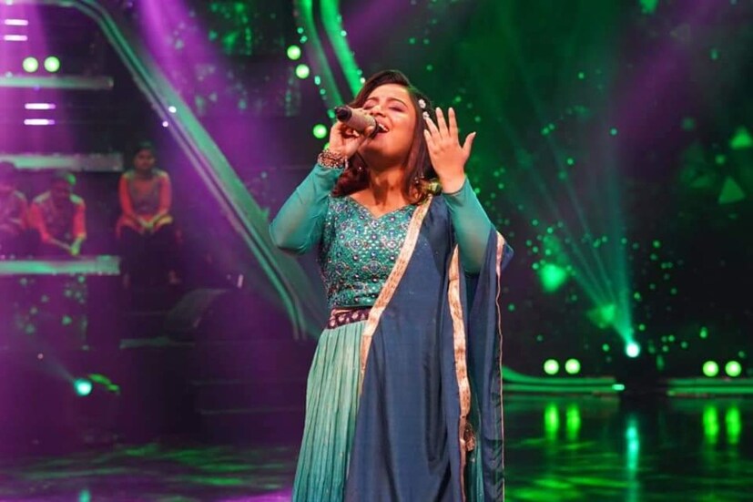নিজের ট্যালেন্ট তুলে ধরার জন্য ভীষণভাবে প্রয়োজন একটা ভাল প্ল্যাটফর্মের। কিন্তু সত্যিই কি এই ধরনের শো-এ অংশগ্রহণ করে কোনও লাভ হয় প্রতিযোগীদের? অস্মিতার বক্তব্য, ‘নিজেদেরও তো কিছু দায়িত্ব থাকে, একটা প্রতিযোগিতার পর নিজেকে অনেকটা সময় দিতে হয়। আরও বেশি করে প্র্যাকটিস করতে হয়। পুরস্কারই শেষ কথা নয়।’