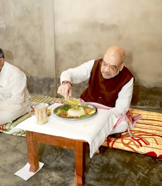 ভোট প্রচারে এসে চণ্ডীপুরে দলীয় কর্মী অজিত সিনহার বাড়িতে মধ্যাহ্নভোজন সারেন কেন্দ্রীয় স্বরাষ্ট্রমন্ত্রী অমিত শাহ। এদিন অমিত শাহের পাতে ছিল মণিপুরি খাবার।