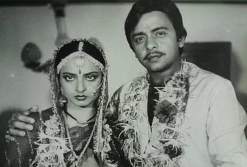 রেখা-বিনোদ মেহরার বিয়ে কীভাবে নিশ্চিত হল? লেখক ইয়াসির উসমান তার ‘রেখা অ্যান আনটোল্ড স্টোরি’ বইতে এটি উল্লেখ না করা পর্যন্ত উভয়ের বিয়ের বিষয়টি নিশ্চিত ছিল না। লেখক তাঁর বইয়ে বলেছেন বিনোদ মেহরা কলকাতায় একটি ব্যক্তিগত অনুষ্ঠানে এসে রেখাকে বিয়ে করেছিলেন। কিন্তু, তার মা রেখাকে পুত্রবধূ হিসেবে মেনে নেননি। এমন পরিস্থিতিতে রেখাকে নিয়ে বিনোদ তাঁর বাড়িতে পৌঁছতেই তাঁর মা অভিনেত্রীকে লক্ষ্য করে চিৎকার করতে শুরু করেন। এমনকি তিনি জুতো ছুঁড়ে মেরেছিলেন বলেও শোনা যায়।