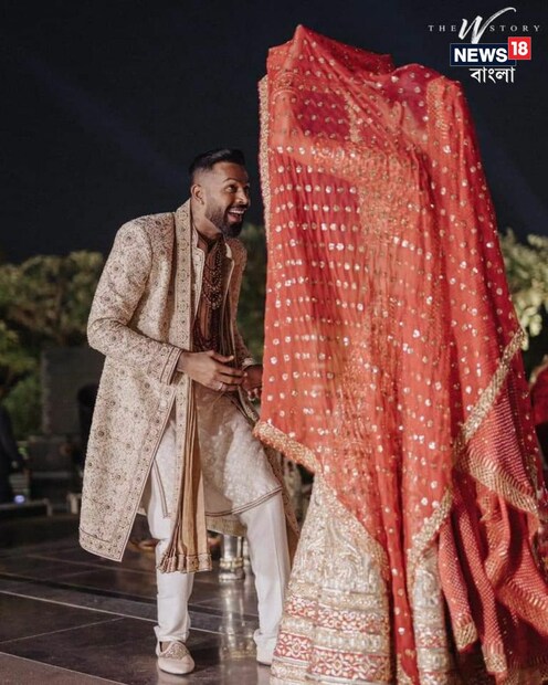 ২ দিন যেতে না যেতেই বৃহস্পতিবার ফের একবার বিয়ে করলেন হার্দিক। এবার নতাসাকে হিন্দু মতে বিয়ে করলেন ভারতীয় তারকা অলরাউন্ডার। মালা বদল থেকে সিঁদুর দান, হল সবকিছুই।