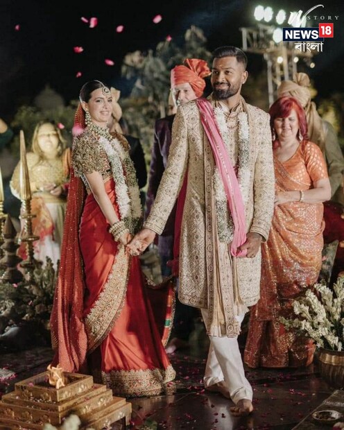 মালা বদলের পর হিন্দু রীতি মেনে অগ্নিকুণ্ডের সামনে সাত পাঁকে বাধা পড়েন হার্দিক পান্ডিয়া ও নতাসা স্তানোকোভিচ। হাতে হাত রেখে সাত জন্মের বন্ধবে আবদ্ধ হন দুজনে।