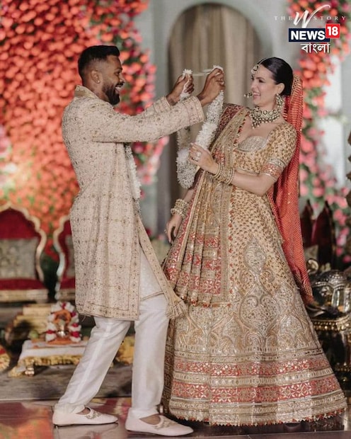 হার্দিক পন্ডিয়া সুন্দর সেই মুহূর্তের ছবি সোশ্যাল মিডিয়ায় শোর করেছেন হার্দিক। শেরওয়ানিতে হার্দিক ও শাড়িতে অপরূপ দেখিয়েছে এই জুটিকে। মালা বদলের সময় হার্দিক ও নতাসাকে মজা করতে দেখা যায়।