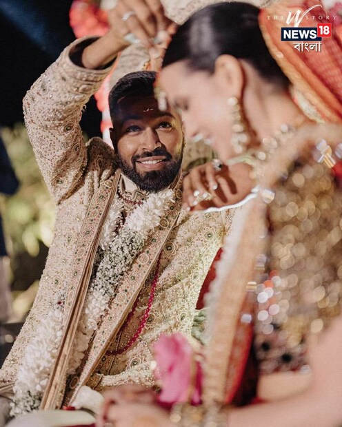 এরপর সেই বহু প্রতীক্ষিত সিঁদুর দানের রীতি। নতাসাকে সিঁদুর পরিয়ে দেন হার্দিক পান্ডিয়া। বিশেষ মুহূর্ত দুজনকেই খুব মিষ্টি দেখিয়েছে। 
