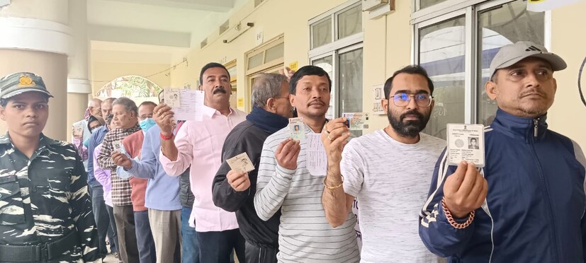 গোটা রাজ্যে মোট ৩ হাজার ৩৩৭টি ভোট গ্রহণ কেন্দ্র রয়েছে৷ যার মধ্যে ১১০০ কেন্দ্রকে স্পর্শকাতর এবং ২৮টিকে অতি স্পর্শকাতর হিসেবে চিহ্নিত করেছে নির্বাচন কমিশন৷