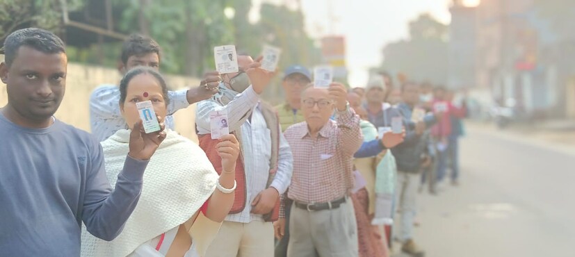  ৭টা থেকেই ত্রিপুরায় ভোট গ্রহণ প্রক্রিয়া শুরু হয়ে গিয়েছে৷ রাজ্যের ৬০টি বিধানসভা কেন্দ্রে চলছে ভোটগ্রহণ৷ ভোট গ্রহণ প্রক্রিয়া চলবে বিকেল ৪টে পর্যন্ত৷ 