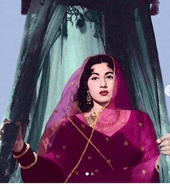 বলা হয়, মীনা কুমারী চলচ্চিত্র নির্মাতা ও পরিচালক কামাল আমরোহির প্রেমে পড়েছিলেন, যিনি পাকিজার মতো ছবি তৈরি করেছিলেন। দুই সন্তানের বাবা কামালের প্রেমে মীনা কুমারী এমনভাবে ভেসেছিলেন যে, ১৪ ফেব্রুয়ারি গোপনে তাঁকে বিয়েও করেন অভিনেত্রী।