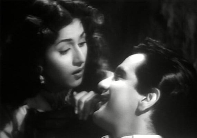 আজ এই প্রতিবেদনে দিলীপ কুমার ও মধুবালার প্রেমের কিছু অজানা গল্প। জানেন কী এমন জেদ ছিল যার কারণে মধুবালা এবং দিলীপের প্রেমের গল্প মাঝপথেই শেষ হয়ে গিয়েছিল। কেন বিয়োগান্তকই থেকে গিয়েছিল এই প্রেম কাহিনী যা বলিউডে সবথেকে চর্চিত প্রেম কাহিনীগুলির মধ্যে অন্যতম?