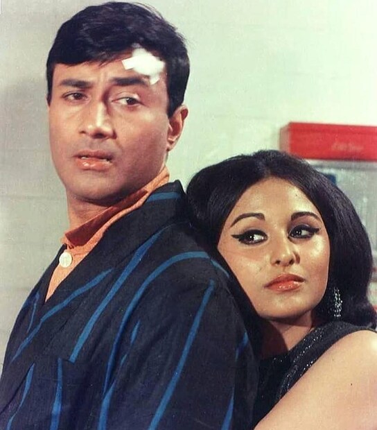 অন্যদিকে অঞ্জু মহেন্দ্রু ছিলেন সেই সময়ের একজন অন্যতম ভারতীয় অভিনেত্রী, মডেল এবং ফ্যাশন ডিজাইনার। অঞ্জু যখন ইন্ডাস্ট্রিতে টিঁকে থাকার লড়াইটা করছিলেন, রাজেশ খান্না তখন একজন সুপারস্টার।