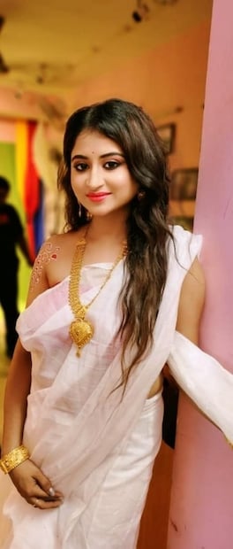 রহস্যের আরও নমুনা মেলে প্রতিবেশীদের সঙ্গে কথা বলে। জানা যায় রাতের অন্ধকারে নামি দামি কোম্পানির গাড়ি থেকে হৈমন্তী নামতেন। বাড়ি ঢুকতেন এবং বেরিয়েও যেতেন রাতের অন্ধকারে। লোকজনের আড়ালে বাড়িতে ঢুকতেন গোপাল দলপতি। রাতের অন্ধকারে দামি গাড়ি এসে থামত বাড়ির সামনে। আশপাশ ফাঁকা হলে সেই গাড়ি থেকেই সকলের নজরের আড়ালে বাড়িতে ঢুকতেন গোপাল দলপতি। প্রতিবেদন : অমিত সরকার