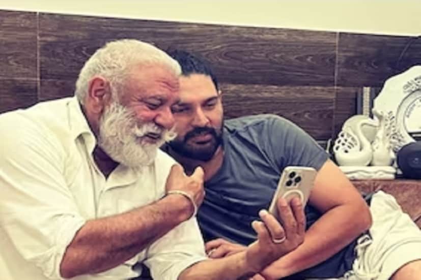 বাইশ গজে দুর্দান্ত পারফরমেন্সের পাশাপাশি দাপিয়ে অভিনয় করেছেন বলিউডি ছবিতেও। হামেশাই বিতর্কিত মন্তব্যের জন্য থাকেন সংবাদ শিরোনামে। এমনকী ব্যক্তিগত জীবনেও বিতর্ক পিছু ছাড়েনি। কথা হচ্ছে, ভারতের প্রাক্তন ক্রিকেট তারকা যোগরাজ সিংয়ের। সম্পর্কে অবশ্য তিনি আবার ক্রিকেট তারকা যুবরাজ সিংয়ের বাবাও বটে! যোগরাজ সিং অভিনয় করেছেন বহু পঞ্জাবি এবং বলিউডি ছবিতেও। তাঁকে দেখা গিয়েছে ‘সিং ইজ ব্লিং’ এবং ‘ভাগ মিলখা ভাগ’-এর মতো ছবিতেও। বাইশ গজে দুর্দান্ত পারফরমেন্সের পাশাপাশি দাপিয়ে অভিনয় করেছেন বলিউডি ছবিতেও। হামেশাই বিতর্কিত মন্তব্যের জন্য থাকেন সংবাদ শিরোনামে। এমনকী ব্যক্তিগত জীবনেও বিতর্ক পিছু ছাড়েনি। কথা হচ্ছে, ভারতের প্রাক্তন ক্রিকেট তারকা যোগরাজ সিংয়ের। সম্পর্কে অবশ্য তিনি আবার ক্রিকেট তারকা যুবরাজ সিংয়ের বাবাও বটে! যোগরাজ সিং অভিনয় করেছেন বহু পঞ্জাবি এবং বলিউডি ছবিতেও। তাঁকে দেখা গিয়েছে ‘সিং ইজ ব্লিং’ এবং ‘ভাগ মিলখা ভাগ’-এর মতো ছবিতেও।