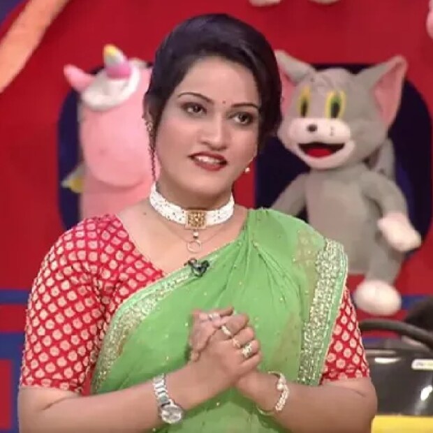 কলকাতা: ভার্চুয়াল দুনিয়ায় তিনি এখন সুপারহিট। একটা সময় সোশ্য়াল মিডিয়া কাঁপিয়েছিলেন রাণু মণ্ডল, বাদাম কাকুরা। কিন্তু ভাইরাল হওয়া কাউকে নিয়েই বেশিদিন আলোচনা চলে না, এটাই যেন দস্তুর! আর এখন সোশ্যাল মিডিয়ায় নন্দিনী দিদির রাজত্ব।