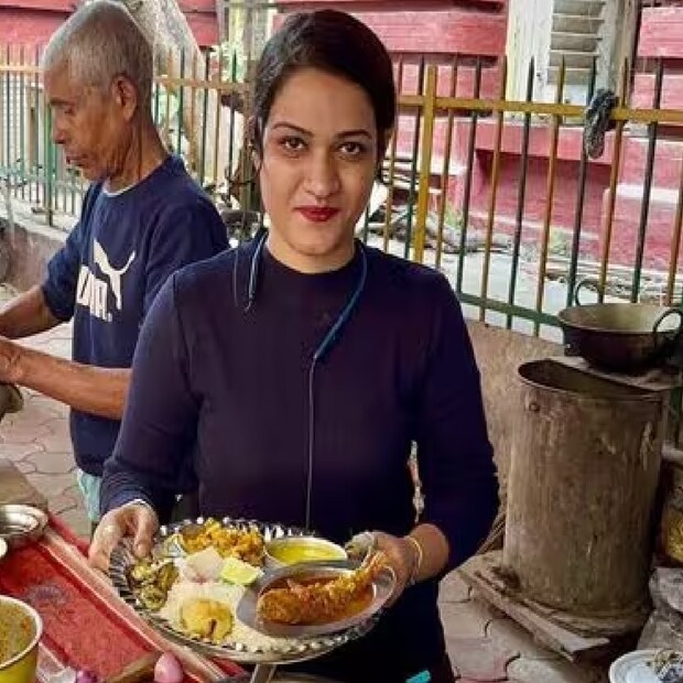 অনেকেই তাঁকে ডাকেন, স্মার্ট দিদি নামে। রোজই তাঁর ডালহৌসি চত্বরের পাইস হোটেলের সামনে গিয়ে ভিড় করে ইউটিউবাররা। আর রোজই তাদের সামলাতে হিমশিম খান স্মার্ট দিদি। কখনও বচসাও বাঁধে। আবার সেটাও কন্টেন্ট হয়ে যায়।