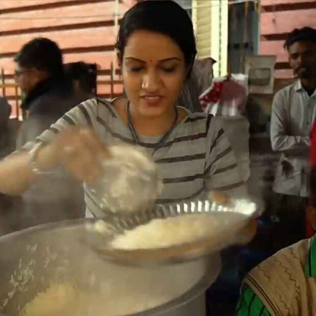 এখনও পর্যন্ত তাঁর আসল নাম কেউ জানতে পারেনি। কখনও শোনা যায়, তাঁর নাম নন্দিনী, কখনও কেউ বলেন তাঁর নাম মমতা। সেই সুন্দরী দিদিকে দেখে অনেক পুরুষেরই রাতের ঘুম উড়েছিল। কিন্তু দিদি আগেই জানিয়েছিলেন, তিনি কমিটেড রিলেশনশিপ-এ রয়েছেন।