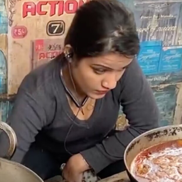 নন্দিনী দিদি এবার জানালেন, কেউ তাঁর গায়ে হাত দিক, সেটা তাঁর বয়ফ্রেন্ড একেবারেই পছন্দ করেন না। ইউটিউবের একটি টক শো-তে স্মার্ট দিদি এসেছিলেন অতিথি হয়ে। সেখানেই তিনি বলেন, কেউ ইউ টিউব কন্টেন্ট বানাতে এসে আমার গায়ে হাত দিক, সেটা আমার বয়ফ্রেন্ড পছন্দ করে না। তা সে আমাকে বোন বলুক বা দিদি । আমার বয়ফ্রেন্ড বলে, আমার জিনিস অন্যরা দেখবে কেন!