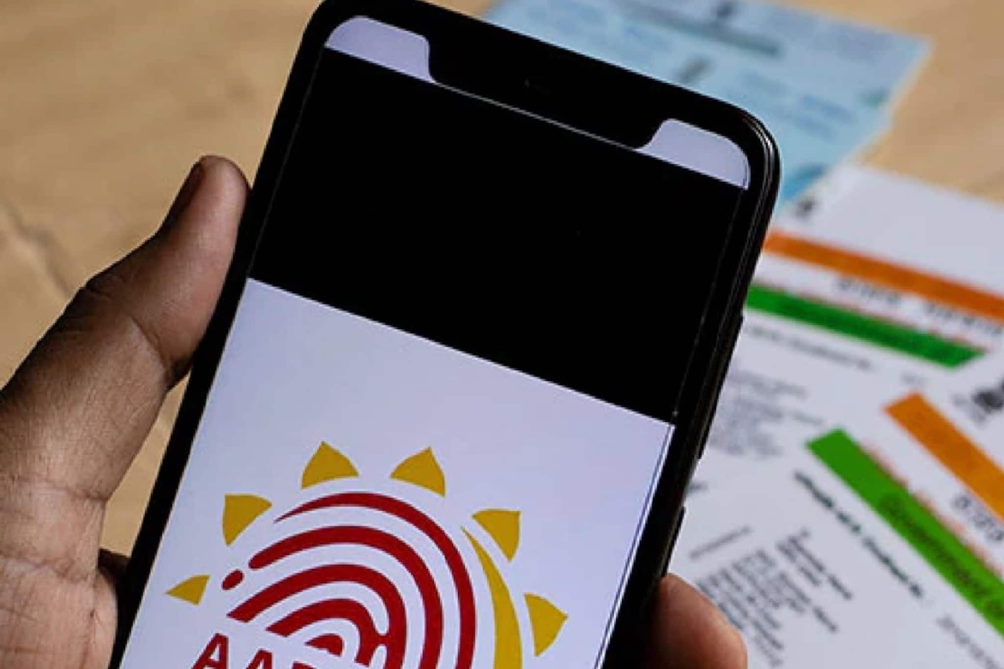 জেলায় জেলায় এখনও আধার লিঙ্কে পিছিয়ে! কেন্দ্রীয় বরাদ্দ পাবেন না উপভোক্তারা!