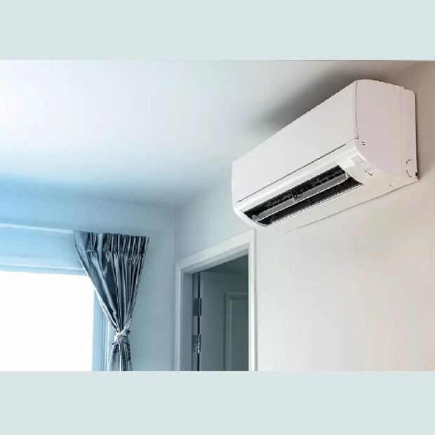 কোনও AC-র অটো মোড স্বয়ংক্রিয়ভাবে ঘরের তাপমাত্রা অনুযায়ী সেই এয়ার কন্ডিশনারের ফ্যানের গতি এবং তাপমাত্রা সেট করে। কখন কম্প্রেসর ও ফ্যান চালু হবে, কখন বন্ধ হবে, কতক্ষণ তা চলবে, অটো মোড একটা এসি-র ক্ষেত্রে এই সব কিছুই স্বয়ংক্রিয় ভাবে করতে থাকে। তার থেকেও বড় কথা হল AC-র Auto Mode একটা ঘরের মধ্যে ভাল পরিবেশ বজায় রাখতে সাহায্য করে।