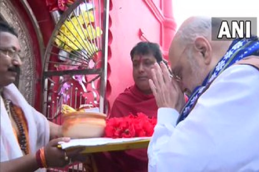 সামনের সপ্তাহের বৃহস্পতিবার, ১৬ ফেব্রুয়ারিই ত্রিপুরায় বিধানসভা নির্বাচন। তার আগে রবিবার ত্রিপুরা সফর সারলেন কেন্দ্রীয় স্বরাষ্ট্রমন্ত্রী অমিত শাহ। এদিন সকাল সকাল ত্রিপুরেশ্বরী মন্দিরে পুজো দিয়ে দিনের শুরু করেন তিনি। পুরোহিতের হাত থেকে ফুল নিয়ে পুজো দেন ত্রিপুরেশ্বরী মন্দিরে। তারপরে সেখান থেকেই রওনা দেন তাঁর পরবর্তী দুই গন্তব্যের উদ্দেশে। 