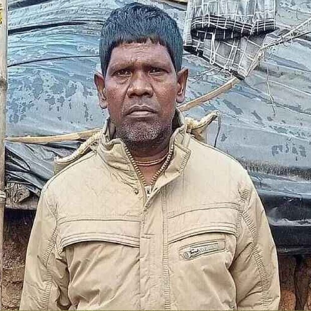 ভুবনের পরিবারের তরফে জানানো হয়েছে, বাদাম কাকু জনপ্রিয় হওয়ার পর থেকেই চাঁদার জুলুম শুরু হয়। তাঁর বাড়িতে এসে অনেকে চাঁদা চাইত। ৫০০-১০০০ টাকা করে চাঁদা আদায় চলত। না দিলে শাসানি, ভয় দেখানো। একবার নাকি তাঁর মোবাইল কেড়ে নিয়ে পালানোর চেষ্টা করে জুলুমবাজরা। চাঁদার জুলুম বাড়লে সপরিবারে বাড়ি ছেড়ে পালাতে বাধ্য হন ভুবন। তিনি নাকি গত পাঁচ মাস ধরে দুবরাজপুরে একটি বাড়িতে ভাড়া থাকছেন। 