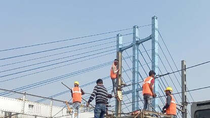 বর্ধমানে ভাঙা হচ্ছে পুরনো রেল ওভারব্রিজ, কি কি সুবিধা হবে দেখে নিন বর্ধমানে ভাঙা হচ্ছে পুরনো রেল ওভারব্রিজ, কি কি সুবিধা হবে দেখে নিন