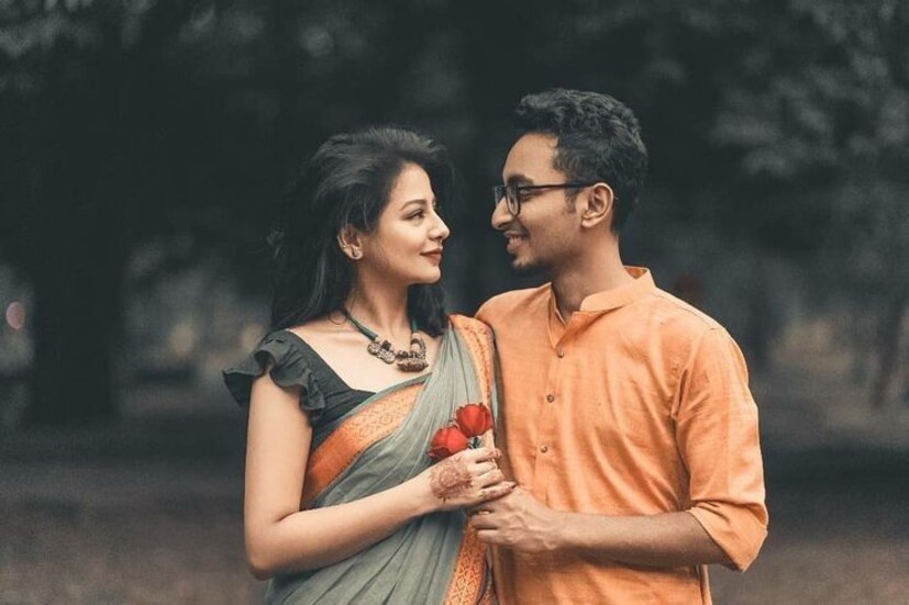 প্রথম দেখায় প্রেম কেন হয়? বিজ্ঞানীরা যা বলছেন, সে অনুযায়ী এমন কিছু ঘটে যে দুজন মানুষের হৃদস্পন্দন একই সুরে বেজে চলেছে, যাকে বলা হয় হৃদস্পন্দনের সিনক্রোনাইজেশন। এটি আরও ভালভাবে বোঝার জন্য, কিছু লোককে ব্লাইন্ড ডেটে পাঠানো হয়েছিল, যাতে ফার্স্ট মিটিং-এ ঘটতে থাকা কার্যকলাপগুলি লক্ষ্য করা যায়।