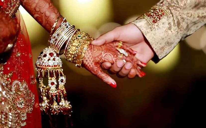 মনে করা হয়, নতুন জীবনের সূচনা হল ফুলের মতো সুন্দর। প্রথম দিনেই ঘরের পরিবেশকে রোমান্টিক করতে এটি করা হয় বলে মনে করেন অনেকে। তাই ঘরে মিষ্টির পাশাপাশি ফুলও রাখেন বেশিরভাগ মানুষ। মানুষ বিশ্বাস করে এমনভাবে ঘর ফুল দিয়ে সাজানোর পিছনে বর-কনের জীবনে মাধুর্য বাড়ে।