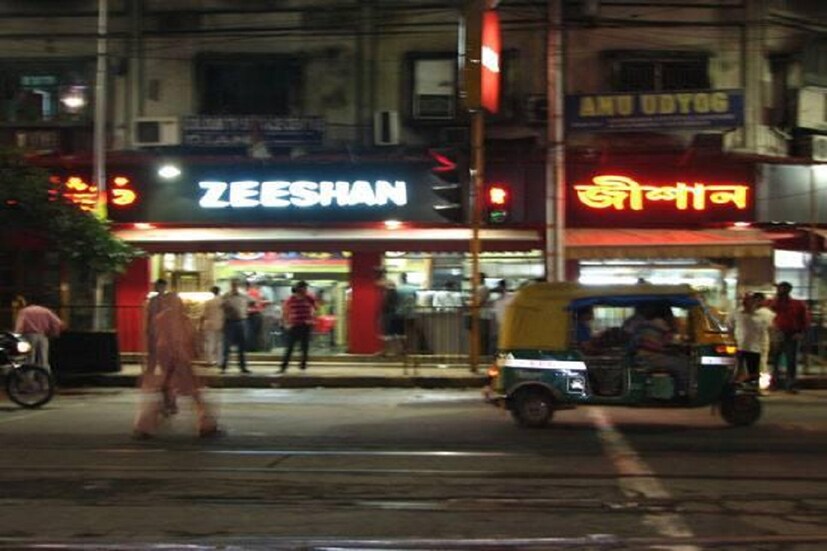 জিশান (পার্ক সার্কাস) পার্ক সার্কাসের এই বিখ্যাত রেস্তোরাঁর ঘরোয়া পরিবেশে স্বুস্বাদু  বিরিয়ানি আপনার জিভে দেবে এক নৈস্বঃর্গীক অনুভূতি। সেই কারণেই এখনও কলকাতার বিরিয়ানি বললেই শুরুর দিকেই আসে জিশান-এর কথা।
