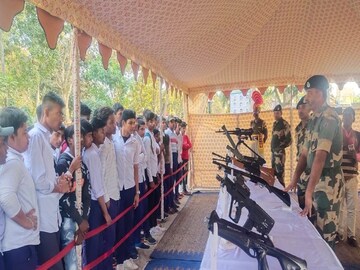 অস্ত্র প্রদর্শনীর আয়োজন জওয়ানদের