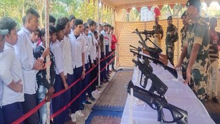 অস্ত্র প্রদর্শনীর আয়োজন জওয়ানদের