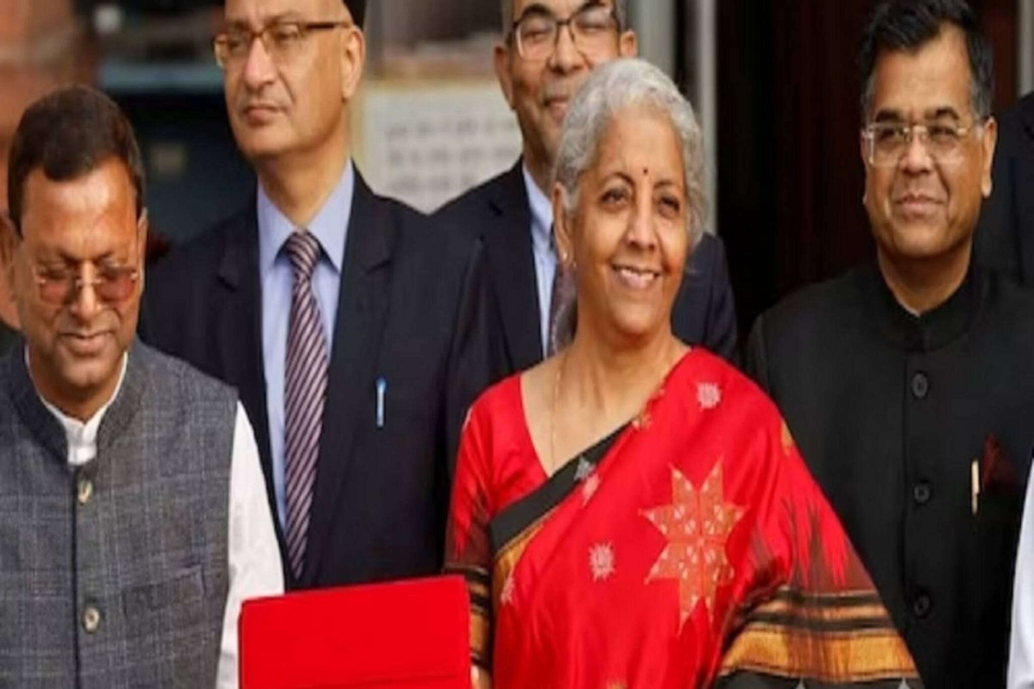 নতুন বাজেটে কোন কোন জিনিসের দাম বাড়ল এবং কোন কোন জিনিসের দাম কমল!