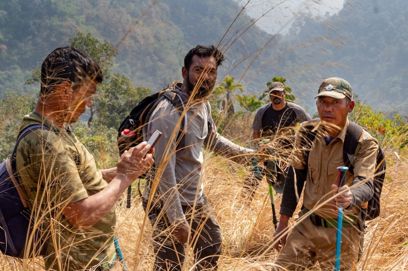 স্থানীয় মানুষদের মধ্যে কথিত আছে, এক বার গেলে আর সেই গুহা থেকে নাকি ফেরে না কেউ৷ এ বার সেই গুহার অভিযানেই অনিন্দ্য মুখোপাধ্যায়ের নেতৃত্বে ছ’জন পাড়ি দিয়েছিলেন৷ (ছবি - আশিস চন্দ্র)