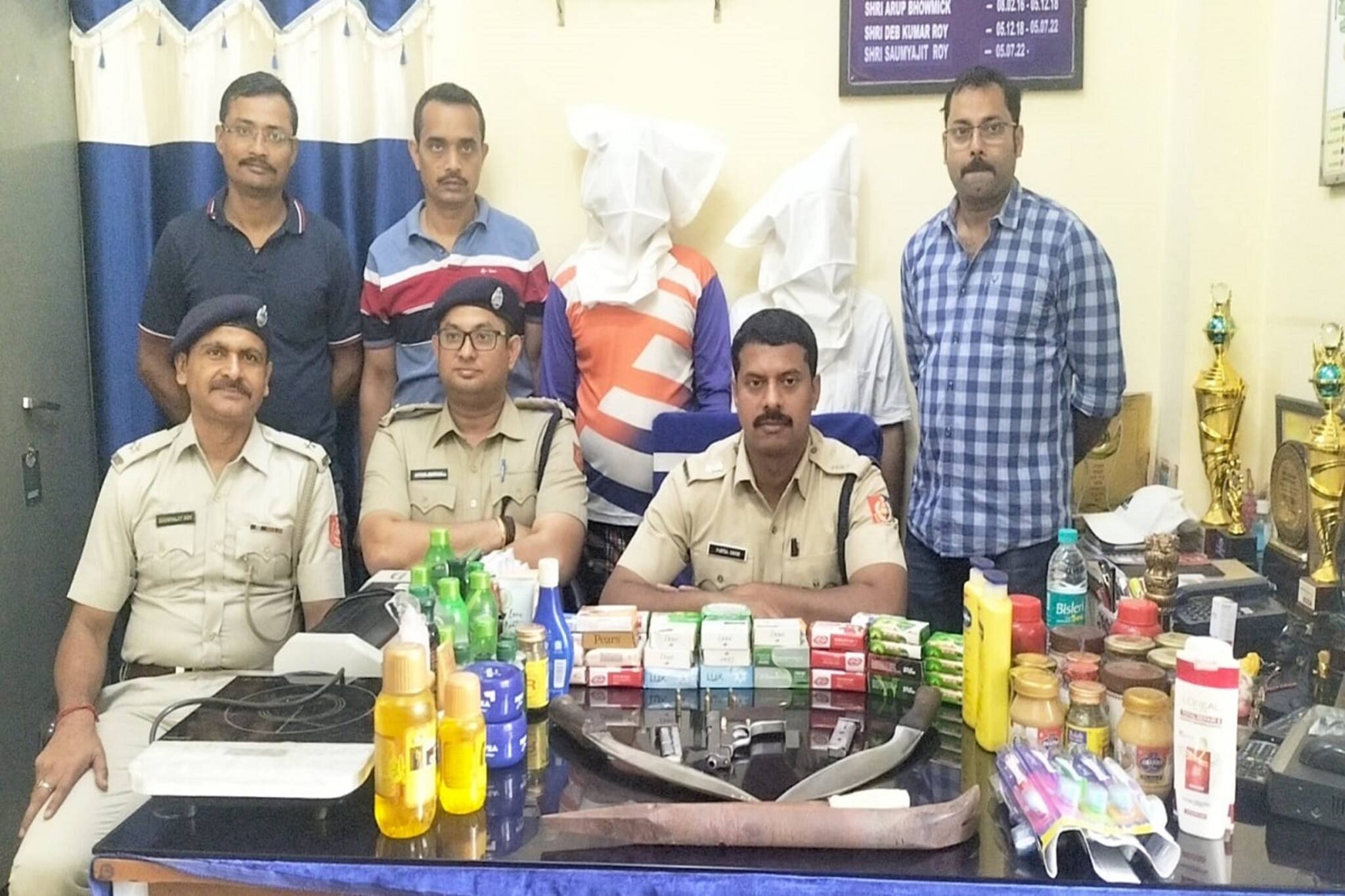 কুখ্যাত ডাকাতের বাড়ি থেকে উদ্ধার প্রসাধনী দ্রব্য! কাণ্ড দেখে হাঁ পুলিশের