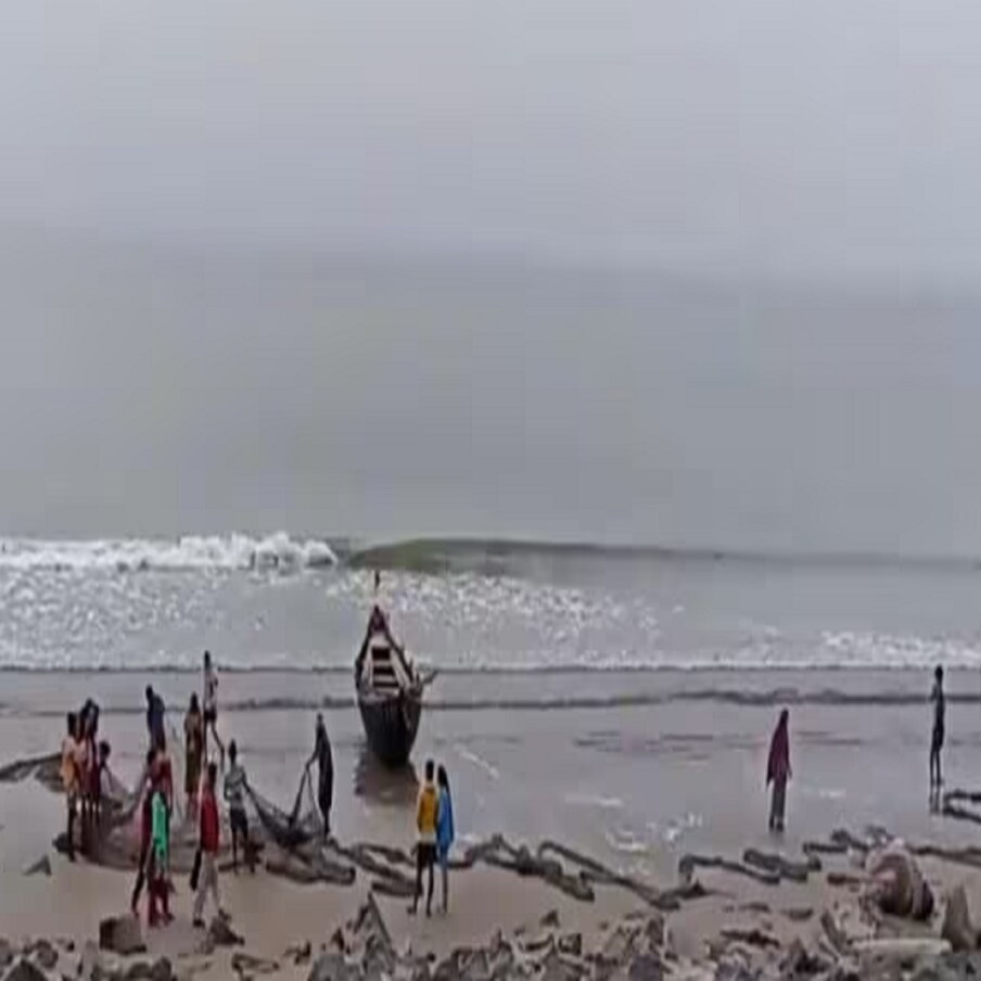  এক ধাক্কায় বাড়ল সর্বনিম্ন তাপমাত্রা অনেকটাই। ফাল্গুন মাসে বৈশাখের মতো গরমে নাজেহাল পূর্ব মেদিনীপুর জেলাবাসী। দিঘা-সহ ও জেলা জুড়ে আবহাওয়ার ভেলকিবাজি। আগামী ২৪ ঘণ্টায় আবারও বড়োসড়ো আবহাওয়া পরিবর্তনের ইঙ্গিত রয়েছে। আবহাওয়া দফতরের পূর্বাভাস আরও বাড়বে তাপমাত্রা। দিঘা-সহ তমলুক, কাঁথি, হলদিয়া সর্বত্রই আকাশ আংশিক মেঘলা থাকবে। তবে বৃষ্টিপাতের সম্ভাবনা নেই।