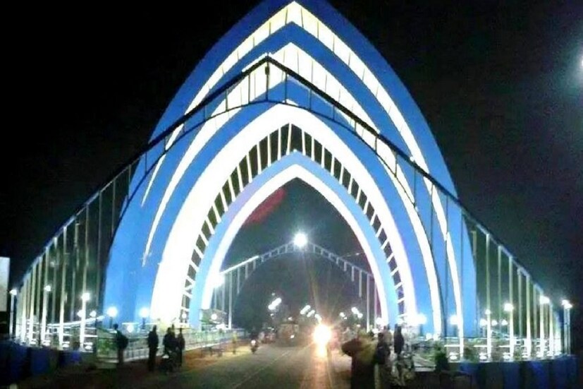 গরম পড়তে শুরু করে দিয়েছে প্রায়। ফলে দিঘায় ভিড় আরও বাড়বে। ইতিমধ্যেই রাজ্য সরকারও পর্যটকদের জন্য দিঘাকে নতুন রূপে সাজিয়েছে। সমুদ্র পাড়ে বসে সমুদ্রের বাতাসের সঙ্গে রবীন্দ্র সংগীতের সুর যেমন কানে ভেসে আসবে তেমনি নানা দৃশ্যও চোখে পড়বে।