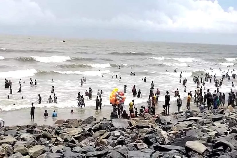 আর এবার সমুদ্রের পাড়ে বসেই বিশাল ডিসপ্লের মাধ্যমে সমুদ্রের নানা সামুদ্রিক মাছের দৃশ্য দেখা যাবে। আর দেখা যাবে দীঘায় কী কী করা যাবে, আর কী কী নিষিদ্ধ, সেই বিষয়গুলি৷ 