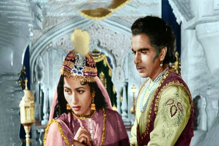  পঞ্চাশের দশকে যে সুন্দরী অভিনেত্রীরা অভিনয় ও সৌন্দর্যে দাপিয়ে বলিউড শাসন করেছেন তাঁদের মধ্যে সর্বাধিক চর্চিত অভিনেত্রী নিঃসন্দেহে মধুবালা। আজও সাদা-কালো ছবিতে তার অভিনয় গায়ে কাঁটা দেয়। তাঁর স্ফটিকের মতো সৌন্দর্য আজও পুরুষের রাতের ঘুম কেড়ে নেয়। অভিনেত্রী মধুবালা ও অভিনেতা দিলীপ কুমারের প্রেমের গল্প হিন্দি চলচ্চিত্র জগতে অন্যতম জনপ্রিয় প্রেমের গল্প। কিন্তু শেষ পর্যন্ত বিয়ে অব্দি গড়ায়নি এই সম্পর্ক।
