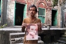 কোন্নগরের বাড়ি পড়ছে ভেঙে, চোখের জলে ভাষা শহিদ শফিউরের স্মৃতি আঁকড়ে পরিবার