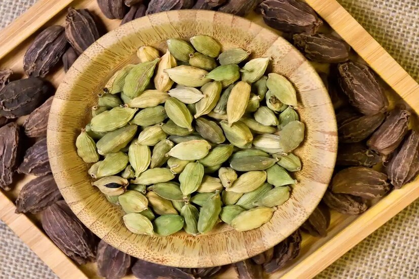 আয়ুর্বেদিক ওষুধ তৈরিতে সবুজ এলাচ ব্যবহার করা হয়। এলাচ ফুসফুসে রক্ত ​​চলাচলের উন্নতি ঘটায় সংক্রমণ থেকে রক্ষা করে। সবুজ এলাচ ফাইটোকেমিক্যাল সমৃদ্ধ এবং এটি দাঁত ও মাড়ির সংক্রমণ দূর করে।