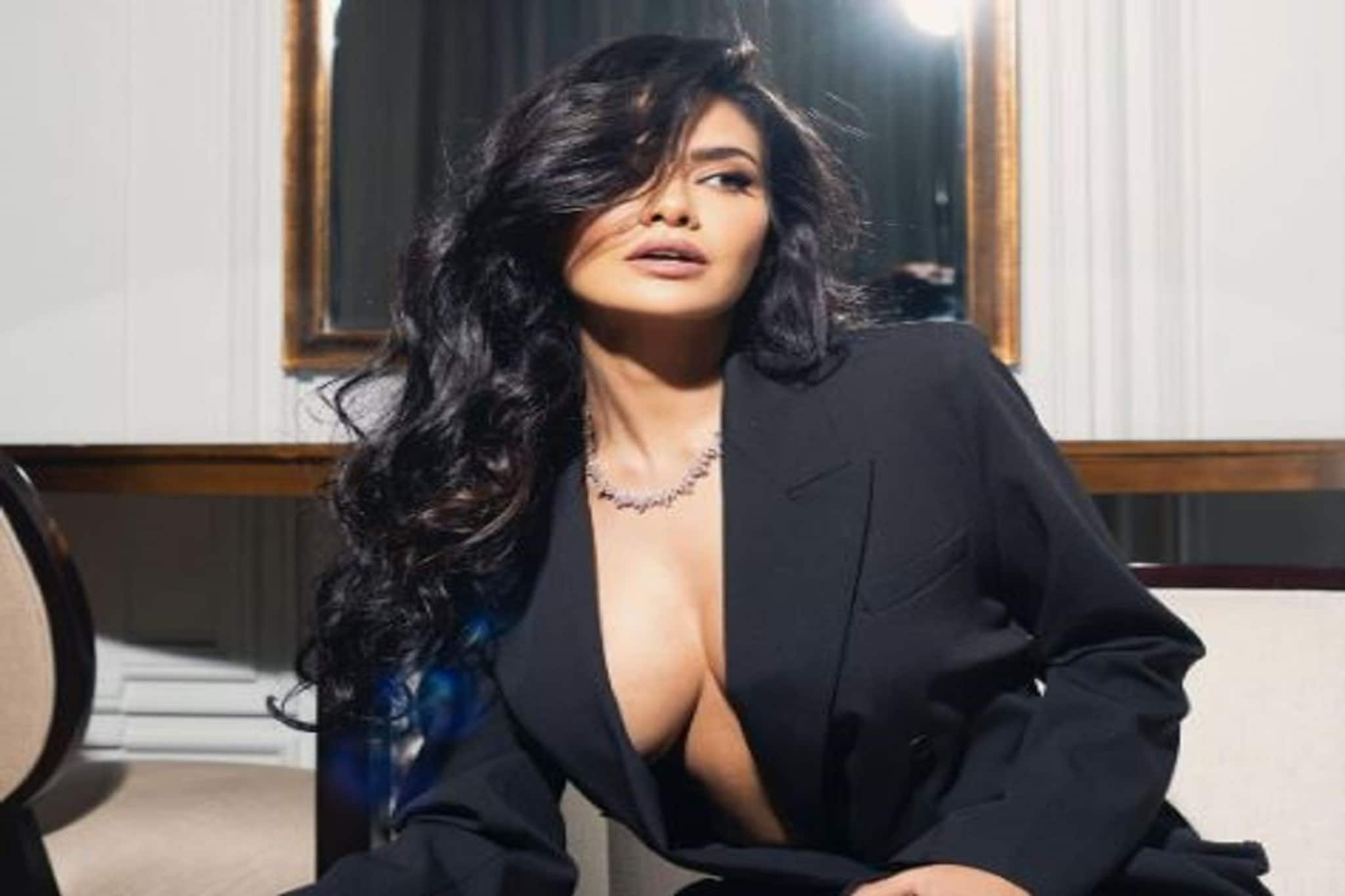 অন্তর্বাস' না পরেই কি রাস্তায় বেরিয়েছেন এষা, উরফির সঙ্গে তুলনা টেনে চরম কটাক্ষ