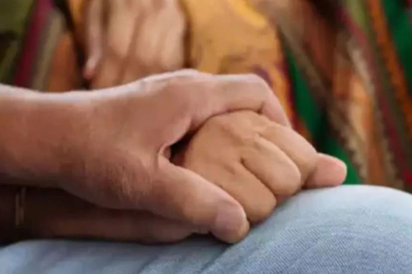 বিদ্যালয়ের প্রধান শিক্ষকের সঙ্গে মিড-‌ডে মিলের রাঁধুনির বিবাহ বর্হিভূত সম্পর্কের জেরে ব্যহত হচ্ছে স্কুলের পঠনপাঠন ও মিড-‌ডে মিল। প্রতিবেদন : বিশ্বজিৎ হালদার