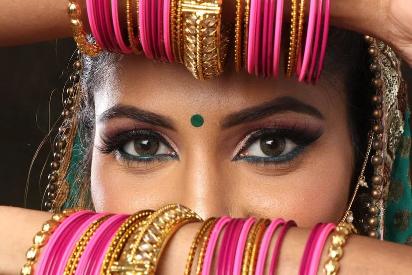 এখানেই শেষ নয়, শুনলে অবাক হবেন যে বিজ্ঞানীদের মতে, জীবনের প্রাথমিক পর্যায়ে আমাদের চোখের রঙ খুব দ্রুত পরিবর্তন হতে পারে। অনেক সময় এমন হয় যে একটি শিশু নীল চোখ নিয়ে জন্ম নিয়েছে, কিন্তু পরে তারই চোখের রঙ বাদামী হয়ে যায় কিছু সময়ের মধ্যে। তবে রঙ যাই হোক না কেন চোখ যে শরীরের এক বিচিত্র ও অন্যতম সর্বাধিক প্রয়োজনীয় অঙ্গ সে বিষয়ে কিন্তু কোনও সন্দেহ নেই।